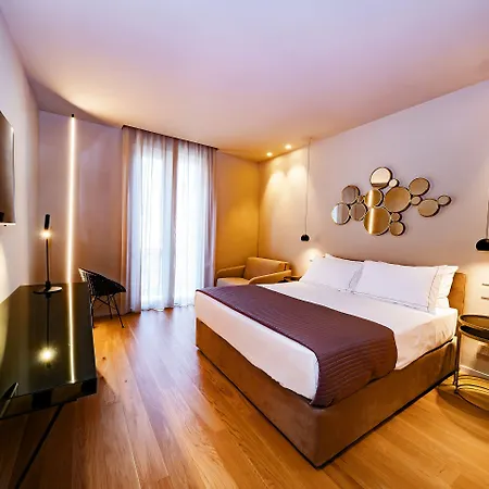 Elite & Hydromassage Pool Pensión 4*