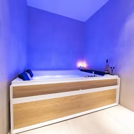 Elite & Hydromassage Pool בית הארחה